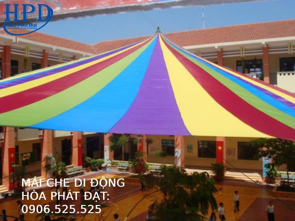 Dù che nắng ngoài sân trường