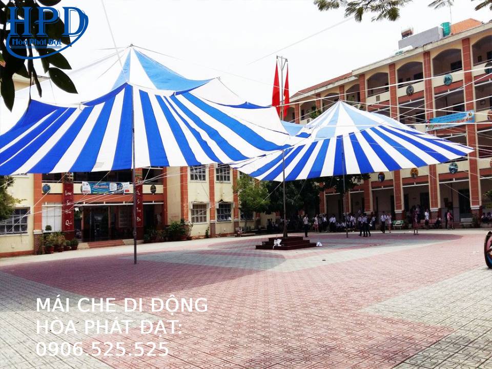 Dù che nắng ngoài sân trường